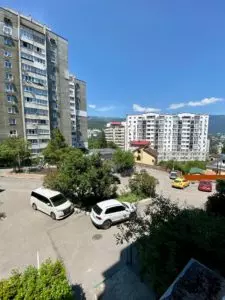 2 комнатная квартира в районе с развитой инфраструктурой в г. Ялта, пер. Сосновый