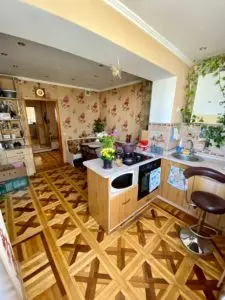 2 комнатная квартира в районе с развитой инфраструктурой в г. Ялта, пер. Сосновый