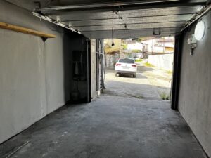 Гараж с автоматической ролетой в жилом районе г. Ялта