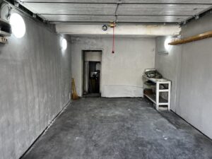 Гараж с автоматической ролетой в жилом районе г. Ялта
